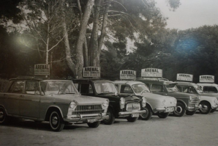 Coches antiguos Autoescuela Arenal